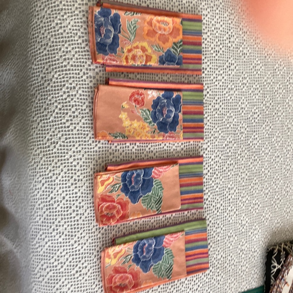 8 Napkins, Stripe ones are from Crate&Barrel 21X21, Floral 17X17 no label - Picture 8 of 8